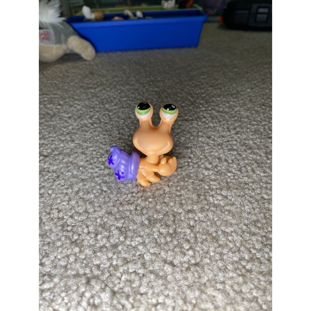 Hasbro Littlest Pet Shop #352 Hermit Crab Purple Star Shell Green Eyes Magnet